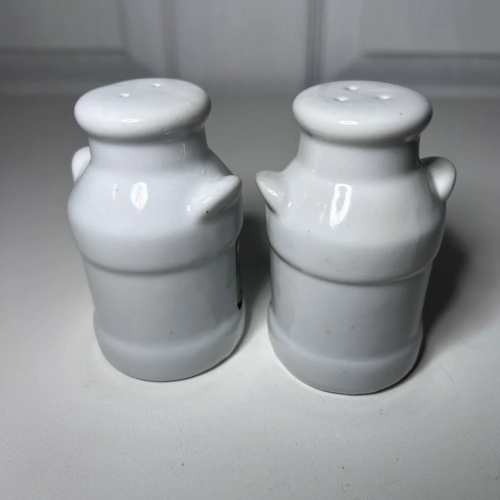 Milk Can Dairy Farm with Cows Salt‎ and Pepper Shaker Set Ceramic Vintage 1990s
